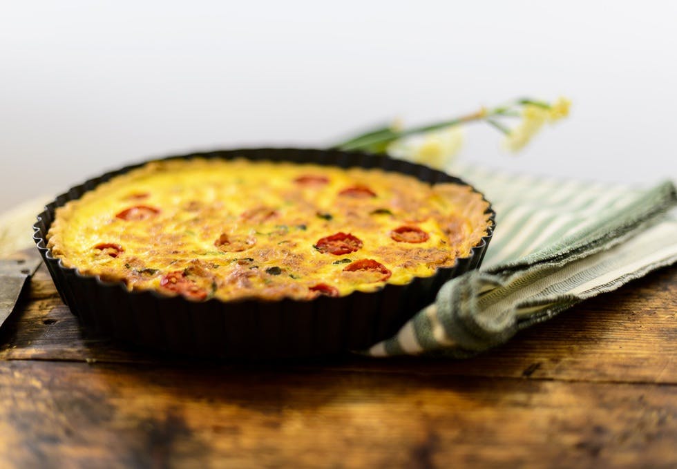Quiche med løk og tomat